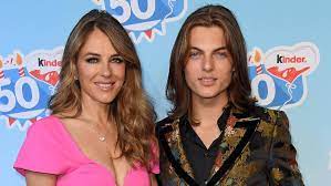 He is the son of actress elizabeth hurley and american businessman steve bing. Wie Die Mutter So Der Sohn Liz Hurley Prasentiert Ihren Damian N Tv De