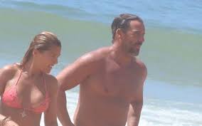 Sónia araújo foi hoje a rainha da festa na praça da alegria. Sonia Araujo Aos 49 Anos Arrasa Na Praia Ao Lado Do Marido Nova Gente