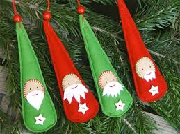 Assemblez les motifs de feutrine deux par deux. 10 Nouveaux Ornements De Noel A Coudre Petit Citron