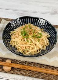 もやしとツナ 定番食材の組み合わせを ポン酢が爽やかに香る炒め物に仕上げました 味付けのベースは和風だしなので さっぱり風味ながら旨味があり メインおかずとして活躍します しっかり炒めて味を染み込ませているので 冷めてもおいしく 作り置きにも活躍です