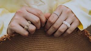 W polsce obrączkę ślubną zwyczajowo nosi się na serdecznym palcu prawej dłoni, tymczasem w wielu krajach nosi się ją na lewej. Sklep Jubilerski Online Magar