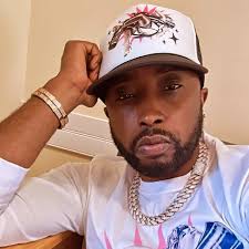 Of all the things Draymond Green has done in his career — and I think he's  a borderline Hall-of-Famer — this double arm hook WWE body drop is the  funniest by far.