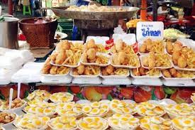 Dan mata kamu, akan dibuai dengan pemandangan alam yang indah di sekeliling restoran ini. 17 Jajanan Kaki Lima Di Thailand Ini Wajib Kamu Coba