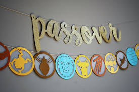 Passover is the biggest holiday of the year for many jewish families, and even many non jews. Passover Garland A Unique Passover Decoration 10 Plagues Of Egypt And A Passover In Glitter Jewish Holiday Dec Passover Crafts Passover Decorations Pesach