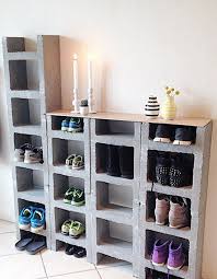 Diy 16 Idees Pour Fabriquer Un Meuble A Chaussures Mobilier De Parpaing Rangement Chaussures Etageres En Parpaings