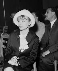She has appeared in more than 120 films since 1956. Torocsik Mari Elbuvoloen Szep Volt Kezdo Szinesznokent Ritkan Latott Fotok Hazai Sztar Femina