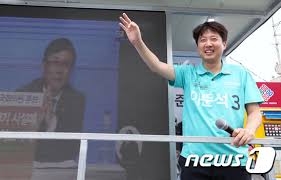 야당의 당면과제가 무엇인지를 알 수 있다는 점과 함께 갈수록 악필이라는 것이 눈길을 끌었다. ì´ì¤€ì„ í™ì¤€í'œ ì•„ì¹¨ë§ˆë‹¤ ì™œ ì •ì¹˜í•˜ë‚˜ 5ë²ˆ ë³µì°½í•˜ê¸¸