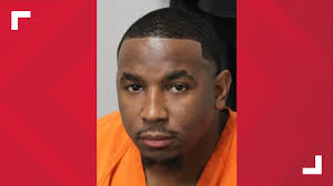 Former JSO officer accused of giving criminals info. changes plea