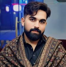 سڑک کنارے بیٹھا تھا کوئی جوگی تھا یا روگی تھا کیا جوگ سجائے بیٹھا تھا؟ کیا  روگ لگائے بیٹھا تھا؟ تھی چہرے پر زردی چھائی اور نیناں اشک بہاتے تھے تھے گیسو