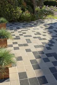 Des Paves En Beton Noir Et Blanc Terrasse Pave Comment Poser Des Paves Terrasse Beton