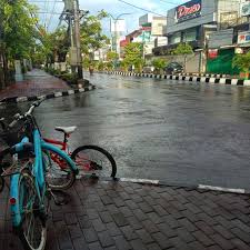 Kumpulan puisi perjalanan kehidupan bermakna mendalam dan sangat menyentuh di hati. Puisi Hujan 11 Diantarakata