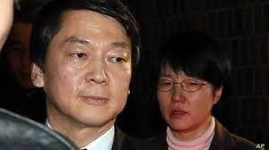 안철수 국민의당 서울시장 후보는 22일 박영선 더불어민주당 후보를 '도쿄에 아파트 가진 아줌마'라고 지칭하면서 '저는 집 없는 아저씨'라고 말했다. í•œêµ­ ì•ˆì² ìˆ˜ ëŒ€ì„  í›„ë³´ ì „ê²© ì‚¬í‡´ Voice Of America Korean