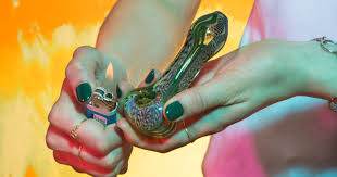 Overall, you will start feeling high after about 30 minutes, but in some cases, you may have to wait up to an hour before you start feeling anything. First Time Smoking Weed Getting High Stories For 420