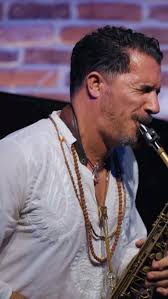 ✨ Découvrez BIRDS ✨ Une aventure musicale portée par le Quatuor Æsthesis et  le saxophoniste-compositeur @peter_corser . 🐦‍⬛Une formation unique où les  voix se mêlent au souffle du saxophone dans un répertoire