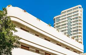 Arriving on time know when to arrive to the airport.; Kv3nswlbwsc Vm