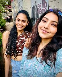 𝐌𝐎𝐍𝐀 𝐒𝐈𝐍𝐆𝐇