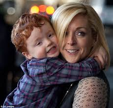 Jane krakowski is an american actress, voice actress, comedian, and singer, probably best known for her role as jenna maroney in 30 rock. Jane Krakowski Receives Affection From Her Adorable Son Bennett At The Airport Daily Mail Online