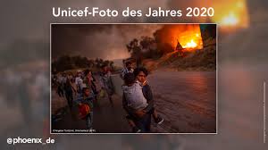 In der einen hand hält sie einen gelben sack, mit der anderen hand fischt sie nach plastik, nach müll. Facebook