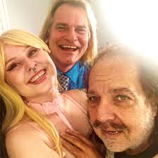 Your tryin to kiss ur hot girlfriend, but her mean and evil dad is trying to kill you! Uzivatel Ron Jeremy Na Twitteru So This Happened Last Night Gasmaskgirl Got The 2 Biggest Male Porn Stars Back Together Realronjeremy Evanstoneofficial With Violetpaigecoxx Https T Co Ktfqfsrcb0