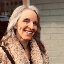 Marilyn Diamond, Who Wrote a Blockbuster Diet Book, Dies at 81