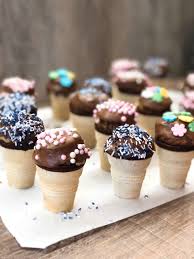 Die minimuffins mit schokolade und streuseln sind der hit auf jedem kindergeburtstag und einfach meist zusammen mit mindestens einer flasche eierlikör. Waffelbecherkuchen Farbbechers Cuisine