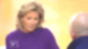 Elle apparaît quelquefois dans les éditions du journal d'antenne 2, notamment pour donner les évolutions du cours de la bourse depuis le palais brongniart. The Sweater Purple Round Neck Of Claire Chazal In Passage Of The Arts 30 01 2020 Spotern