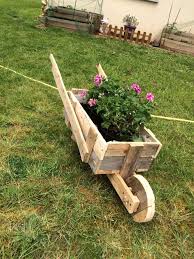 Diy Pallet Wheelbarrow Planter Jpg 720 960 Paisagismo Jardim Design De Jardim Como Fazer Artesanato