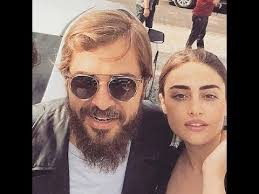 مع تطبيق انستا تحميل لعمل ريبوست او اعادة النشر الصور بالانستقرام ستتمكن من إعادة نشر ما اعجبك مع حفظ حقوق صاحب الصورة بذكر اسمه على الصورة و بطريقة رائعة جدا. ØµÙˆØ± Ø§Ù„Ù…Ù…Ø«Ù„ Ø£Ø±Ø·ØºØ±Ù„ Ù…Ø¹ Ø²ÙˆØ¬ØªÙ‡ Ùˆ Ø§Ø¨Ù†Ù‡ Ùˆ Ø­Ù„ÙŠÙ…Ø© Ù…Ù† Ù…Ø³Ù„Ø³Ù„ Ù‚ÙŠØ§Ù…Ø© Ø£Ø±Ø·ØºØ±Ù„ Ø§Ù„Ø¬Ø²Ø¡ Ø§Ù„Ø±Ø§Ø¨Ø¹