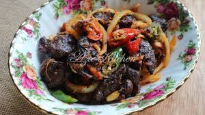Lagi satu kombinasi lauk pauk kampung yang enak, cantik di pandang dan pasti sedap di tekak. Sambal Hati Ayam Goreng Azie Kitchen