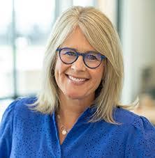 Suzanne Schneider's Instagram, Twitter & Facebook