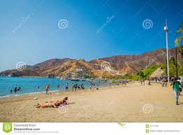 Mit einem kleinen bus fuhren wir 1 std. Touristen Die Tanganga Strand In Santa Marta Geniessen Redaktionelles Foto Bild Von Kolumbien Wandern 61771181