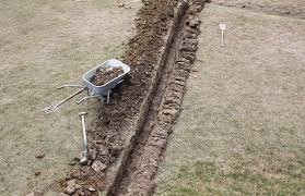 Eine oberirdische verlegung wird empfohlen, damit änderungen im nachhinein vorgenommen werden können / mithilfe der worx heringe bleibt der. Stromkabel Im Garten Verlegen Schritt Fur Schritt Anleitung