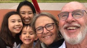 Dschungelcamp-Arzt Dr. Bob teilt seltenes Familienbild mit Frau, Kind und  Enkeln