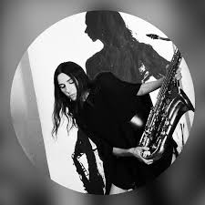 Beaucoup attendent 22h pour découvrir enfin la nouvelle performance de pj harvey. Watch Pj Harvey Bring Her Community Of Hope To Colbert Show The Lefort Report