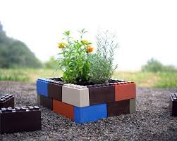 Un sembrador grande hace una declaración audaz. Jardineras Hechas Con Bloques De Plastico Al Estilo Lego