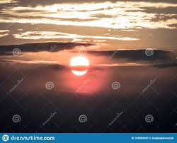 Trotzdem gibt es unterschiede bei der berechnung. Die Sonne Am Abend Am Himmel Kurz Bevor Die Sonne In Den Westen Geht Abends Sonnenuntergang Himmel Dunkel Rot Gelb Farbe Dammer Stockbild Bild Von Hoch Beleuchtete 169502987