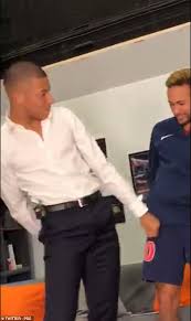 Es macht allen viel freude, sagte tuchel. Psg Post Hilarious Video Of Neymar Teaching Team Mate Kylian Mbappe How To Do The Floss Daily Mail Online