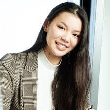 Laura Buchholz's Instagram, Twitter & Facebook