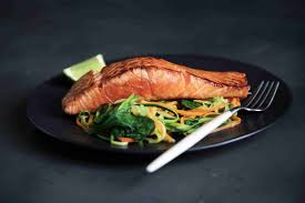 Cuando tengo intención de cocinar un alimento congelado, lo que hago habitualmente es sacar ese producto del cajón y subirlo a la nevera. Como Cocinar El Salmon Para Que No Quede Crudo O Pasado Amasable