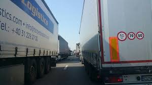 Un șofer de tir a fost prins în punctul de trecere a frontierei calafat cu trei migranți ascunși pe șasiul semiremorcii. Coloane De Tir Uri La Intrarea In Romania La News Ro