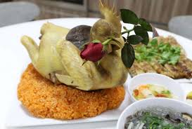 Trước khi luộc gà các bạn nên dùng tăm để cố định đầu gà sau đó cho gà vào nồi và cho nước lạnh vào ngập hơn so với gà rồi bắt đầu luộc gà trên lửa to. 5 LÆ°u Y Khi Rá»­a Va Luá»c Ga Ngay Táº¿t Ä'á» Ä'áº¹p Va Ngon Ngoi Sao