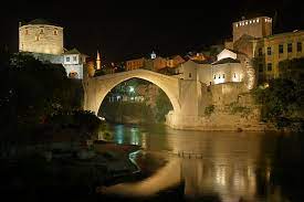 Stari most u mostaru porušen je granatiranjem od strane hrvatskog veća odbrane (hvo) 9. File Mostar Stari Most At Night Jpg Wikimedia Commons
