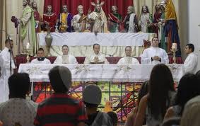 Como jueves santo se conoce la festividad cristiana que celebra la última cena de jesús de nazaret con sus discípulos, la institución de la con el jueves santo acaba la cuaresma y se inicia el triduo pascual, es decir, el periodo en que se recuerda la pasión, muerte y resurrección de jesús, que se. Que Se Celebra En Los Dias De Semana Santa