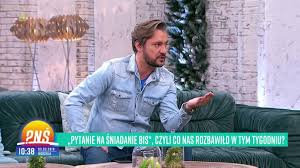 Już od kilkunastu lat pojawia się na antenie i gromadzi przed telewizorami prawdziwe tłumy. Pytanie Na Sniadanie Na Bis