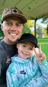 Someone get this kid a license asap 😂⛳️