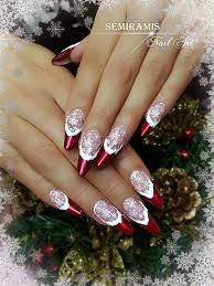 Christmas Nails French Nails Red Chrome Gel Polish White Nail Stamping Russian Almond Almondnails French Nails Christmas Nails Red Chrome Nails We're going to start by applying the form right at the edge.