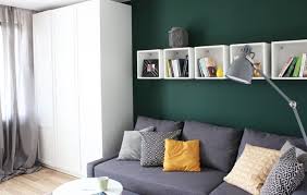Grune Wand Im Wohnzimmer Ein Wahrer Eyecatcher In 2020 Graues Sofa Wohnzimmer Wohnzimmer Wohnzimmer Streichen