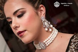 Preciosas imágenes de María José Mateu Ortiz de la Falla Bresol del Moble  de Sedavi . Gracias por contagiarnos de tu ilusión fallera , nos encanta  verte tan feliz y tan Guapa