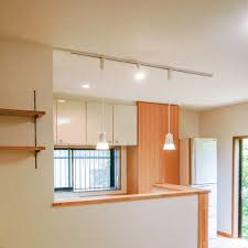 キッチンカウンターの上に 二つ並んだペンダントライトがかわいい キッチン収納のリフォーム キッチン 古い キッチン