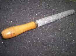 Kikir merupakan perkakas yang digunakan untuk mengikis benda kerja secara manual. Kikir Parut Kemahiran Hidup Bersepadu